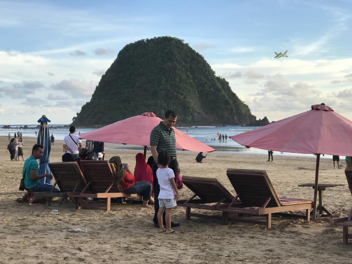Wisma Pulau Merah Pasanggaran Buitenkant foto